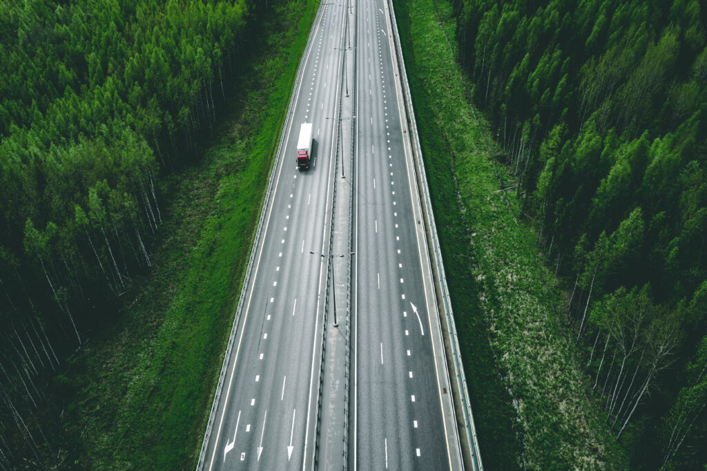 Belföldi fuvarszervezés. Rugalmasan, megbízható partnerekkel. 1 aerial view of toll road highway with cars and tru 2026 03 24 14 12 36 utc