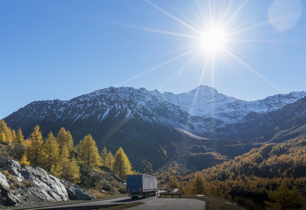 Nemzetközi közúti szállítmányozás 1 truck on mountain road in swiss alps simply pass 2026 03 25 02 13 59 utc